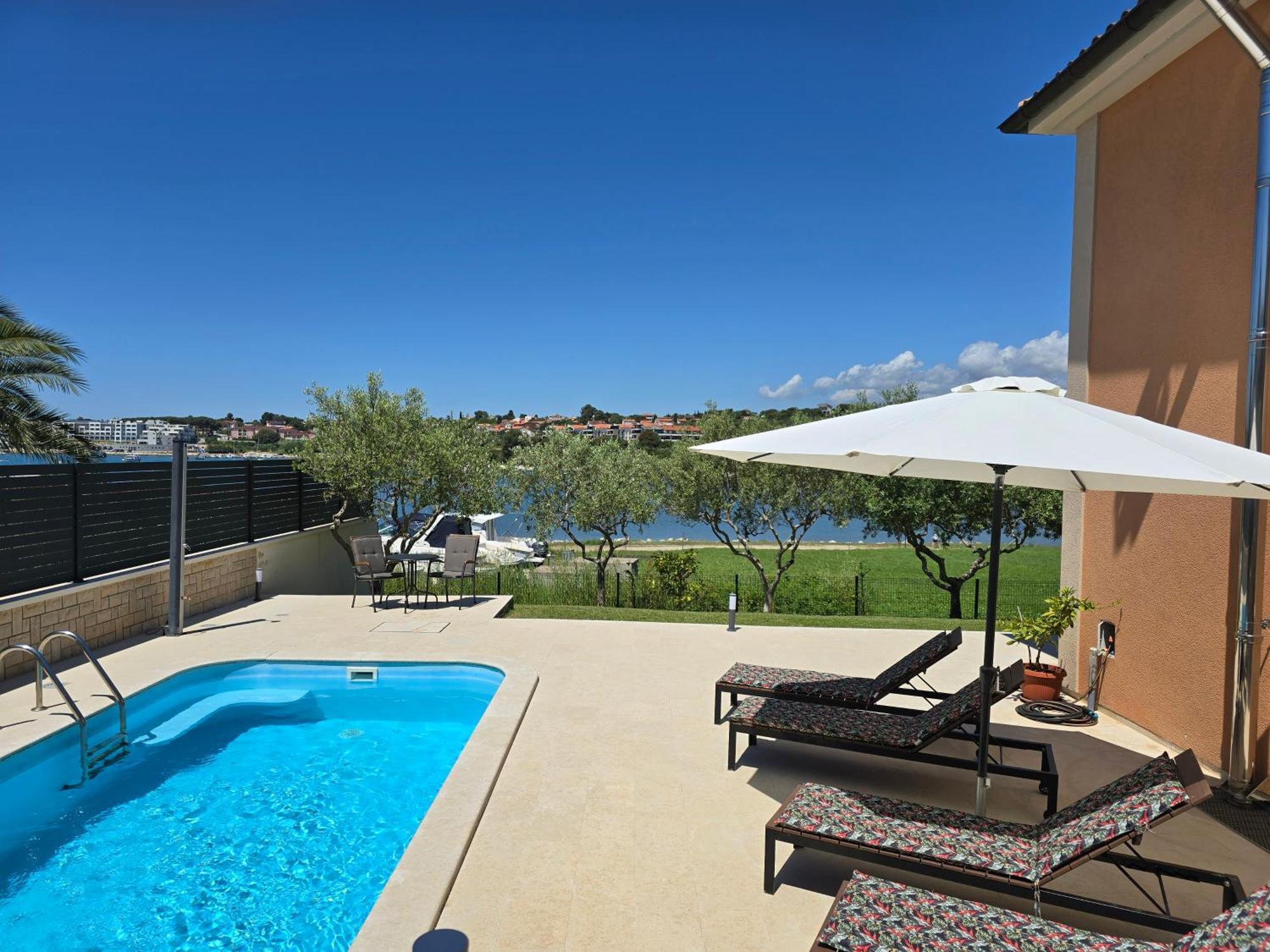 Olive Garden, Apartment With A Private Pool 班约勒 外观 照片