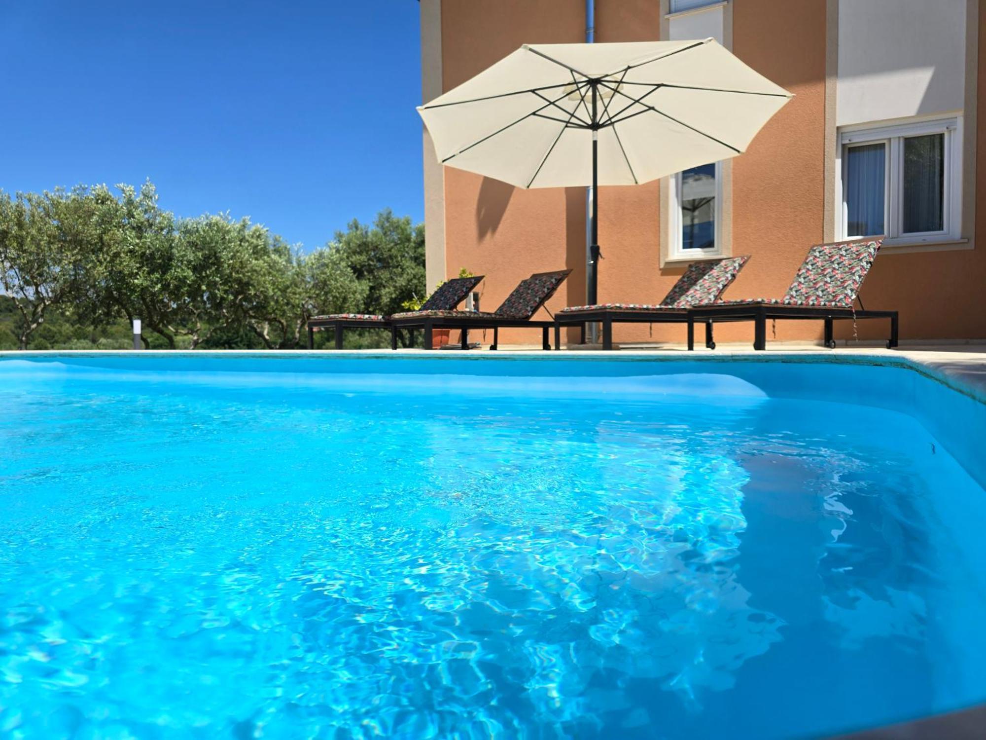 Olive Garden, Apartment With A Private Pool 班约勒 外观 照片